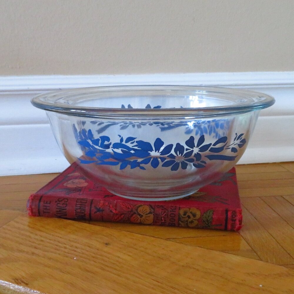 Vintage PYREX Clear Glass Blue Flowers/Ribbon Set of 2 Bowls 1980
